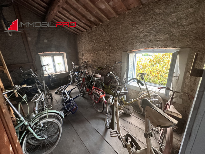 Questa elegante abitazione dei primi del '900, tinteggiata in rosa, si trova in un contesto bifam...