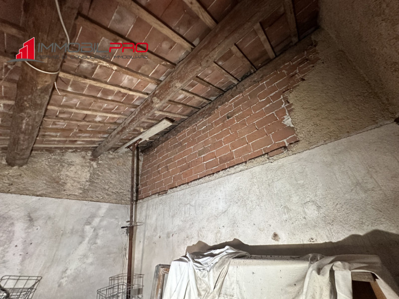 Questa elegante abitazione dei primi del '900, tinteggiata in rosa, si trova in un contesto bifam...