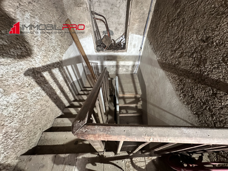 Questa elegante abitazione dei primi del '900, tinteggiata in rosa, si trova in un contesto bifam...