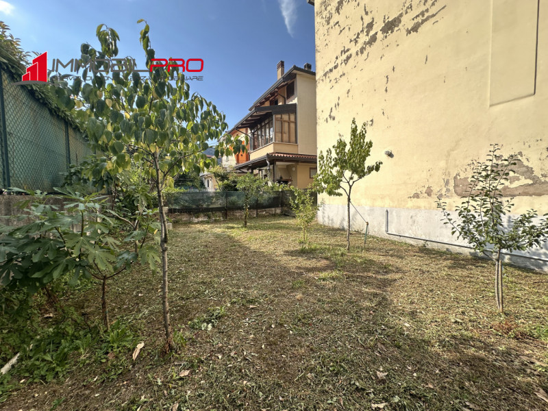 Questa elegante abitazione dei primi del '900, tinteggiata in rosa, si trova in un contesto bifam...