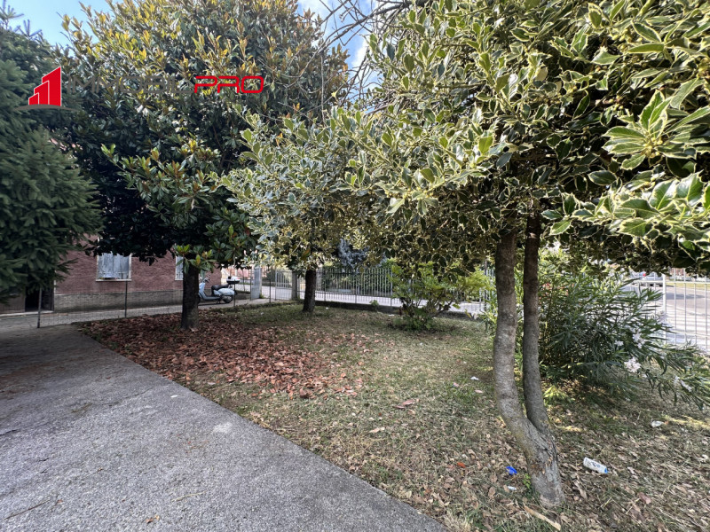 Questa elegante abitazione dei primi del '900, tinteggiata in rosa, si trova in un contesto bifam...