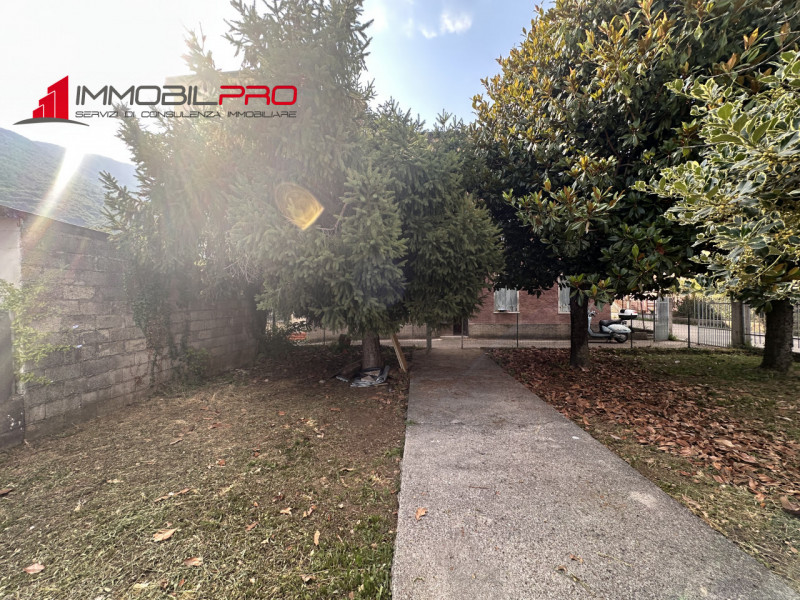 Questa elegante abitazione dei primi del '900, tinteggiata in rosa, si trova in un contesto bifam...