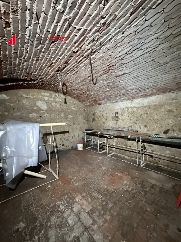 Questa elegante abitazione dei primi del '900, tinteggiata in rosa, si trova in un contesto bifam...