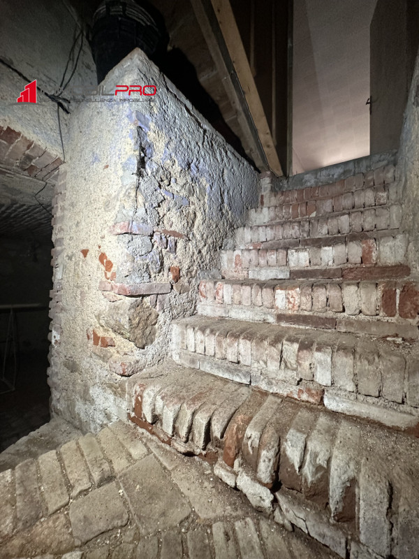 Questa elegante abitazione dei primi del '900, tinteggiata in rosa, si trova in un contesto bifam...