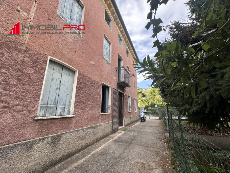 Questa elegante abitazione dei primi del '900, tinteggiata in rosa, si trova in un contesto bifam...