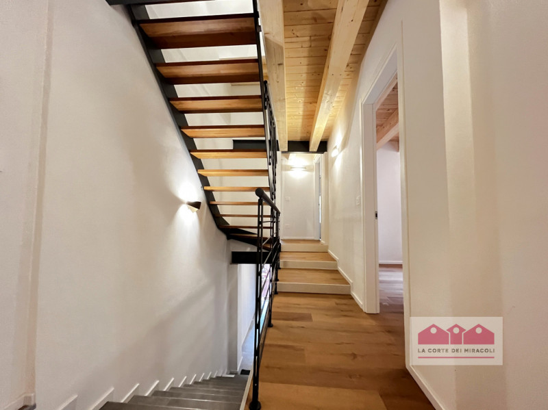 PORTON DEL LUZO: CASETTA TERRA CIELO RISTRUTTURATA A NUOVO CON CORTILE DI PROPRIETA'; INGRESSO, S...