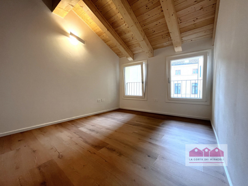 PORTON DEL LUZO: CASETTA TERRA CIELO RISTRUTTURATA A NUOVO CON CORTILE DI PROPRIETA'; INGRESSO, S...