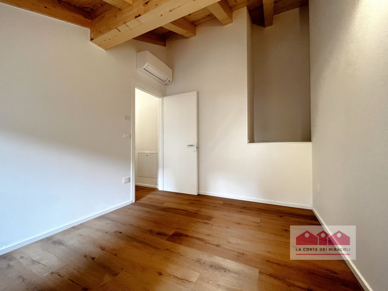 PORTON DEL LUZO: CASETTA TERRA CIELO RISTRUTTURATA A NUOVO CON CORTILE DI PROPRIETA'; INGRESSO, S...