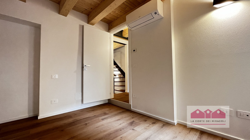 PORTON DEL LUZO: CASETTA TERRA CIELO RISTRUTTURATA A NUOVO CON CORTILE DI PROPRIETA'; INGRESSO, S...