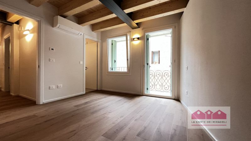 PORTON DEL LUZO: CASETTA TERRA CIELO RISTRUTTURATA A NUOVO CON CORTILE DI PROPRIETA'; INGRESSO, S...