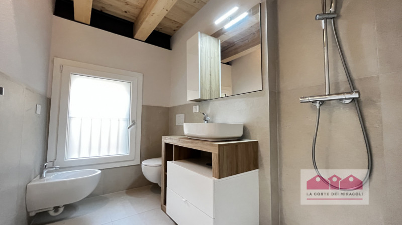 PORTON DEL LUZO: CASETTA TERRA CIELO RISTRUTTURATA A NUOVO CON CORTILE DI PROPRIETA'; INGRESSO, S...