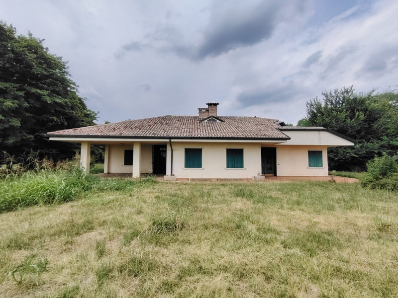Scopri questa affascinante villa contemporanea situata nel cuore di Montebelluna, una delle local...