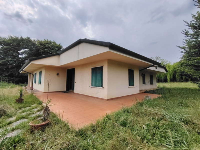 Scopri questa affascinante villa contemporanea situata nel cuore di Montebelluna, una delle local...