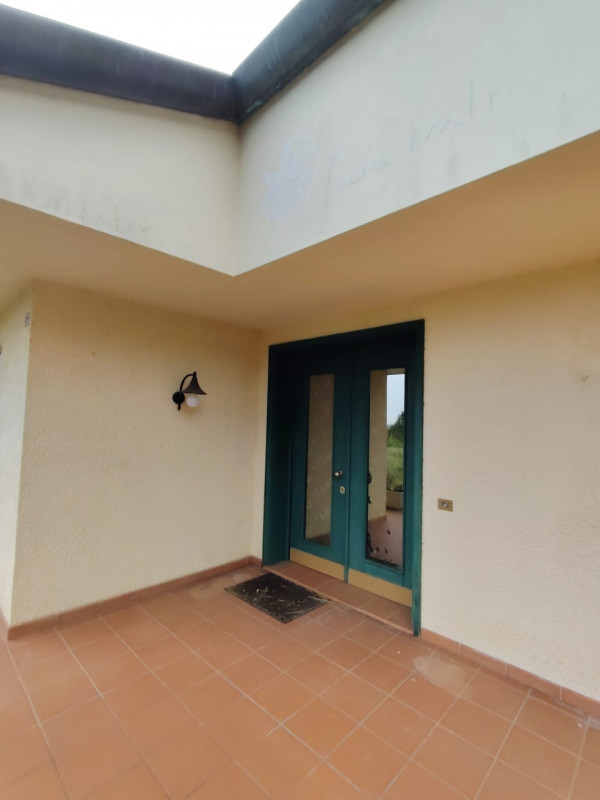 Scopri questa affascinante villa contemporanea situata nel cuore di Montebelluna, una delle local...