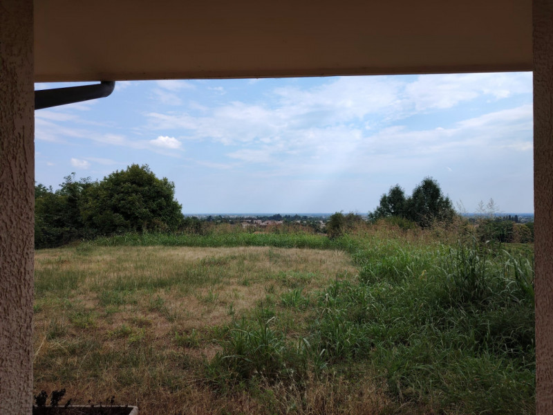 Scopri questa affascinante villa contemporanea situata nel cuore di Montebelluna, una delle local...
