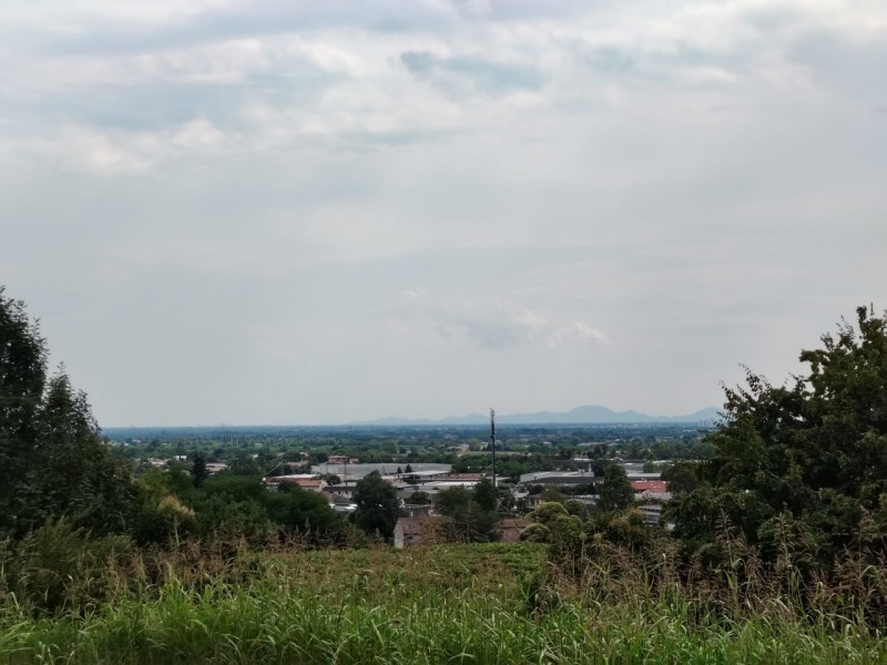 Scopri questa affascinante villa contemporanea situata nel cuore di Montebelluna, una delle local...