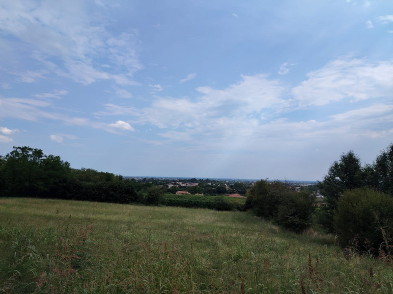 Scopri questa affascinante villa contemporanea situata nel cuore di Montebelluna, una delle local...