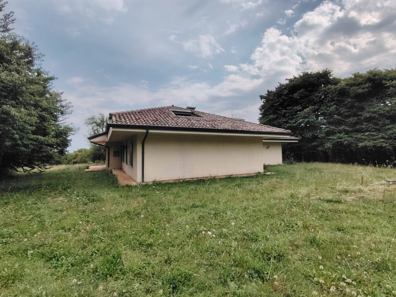 Scopri questa affascinante villa contemporanea situata nel cuore di Montebelluna, una delle local...