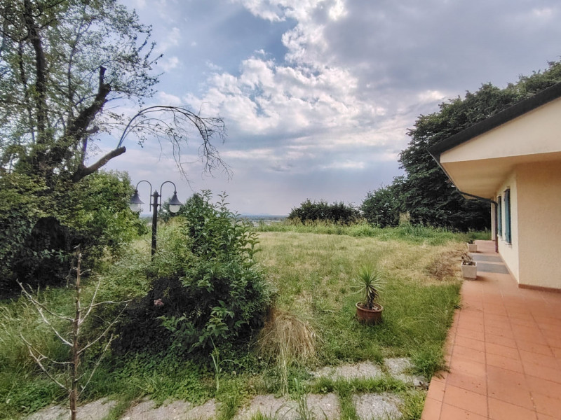 Scopri questa affascinante villa contemporanea situata nel cuore di Montebelluna, una delle local...