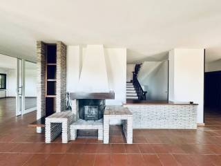 Scopri questa affascinante villa contemporanea situata nel cuore di Montebelluna, una delle local...