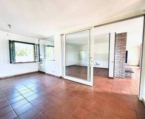 Scopri questa affascinante villa contemporanea situata nel cuore di Montebelluna, una delle local...