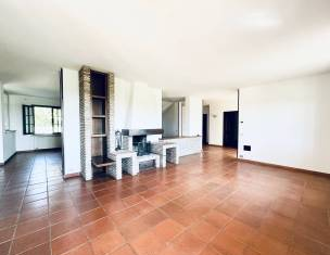 Scopri questa affascinante villa contemporanea situata nel cuore di Montebelluna, una delle local...