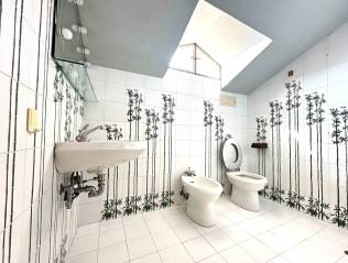 Scopri questa affascinante villa contemporanea situata nel cuore di Montebelluna, una delle local...