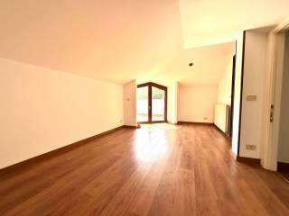 Scopri questa affascinante villa contemporanea situata nel cuore di Montebelluna, una delle local...