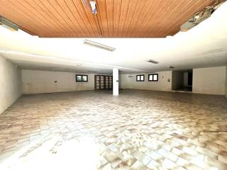 Scopri questa affascinante villa contemporanea situata nel cuore di Montebelluna, una delle local...