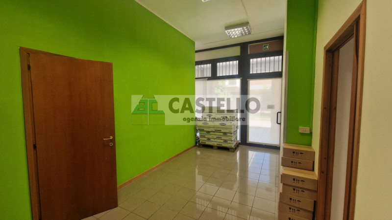 Padova zona Montà vicinanze Ponterotto proponiamo negozio di ~70mq netti, con vetrine, dotato di ...