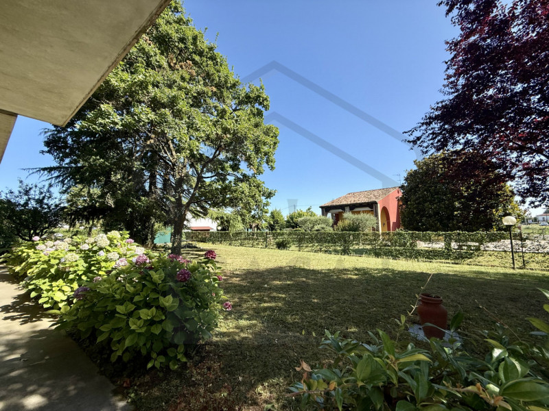 ABANO TERME - In zona tranquilla ad Abano Terme, comoda ai principali servizi e ben collegata al ...