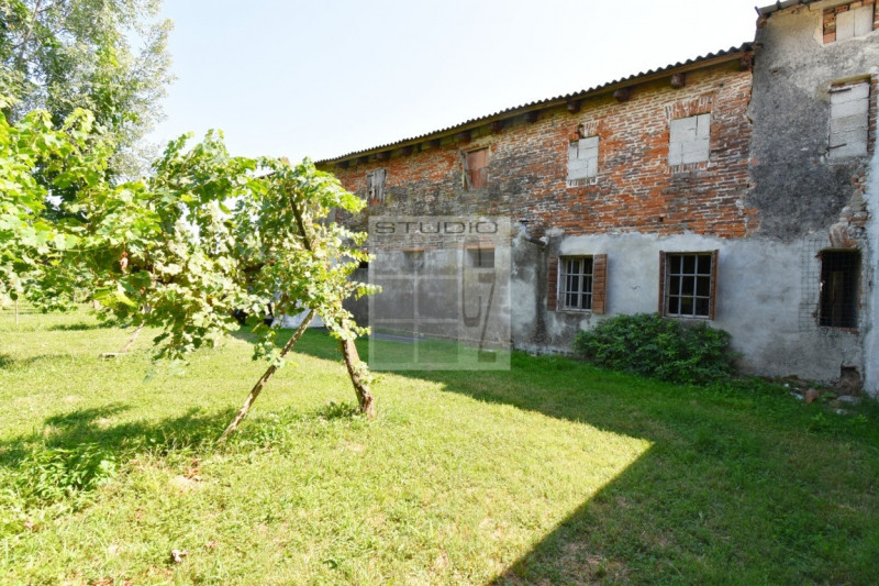 Proponiamo in vendita soluzione di RUSTICO sviluppato su due livelli.
L'immobile è circondato da ...