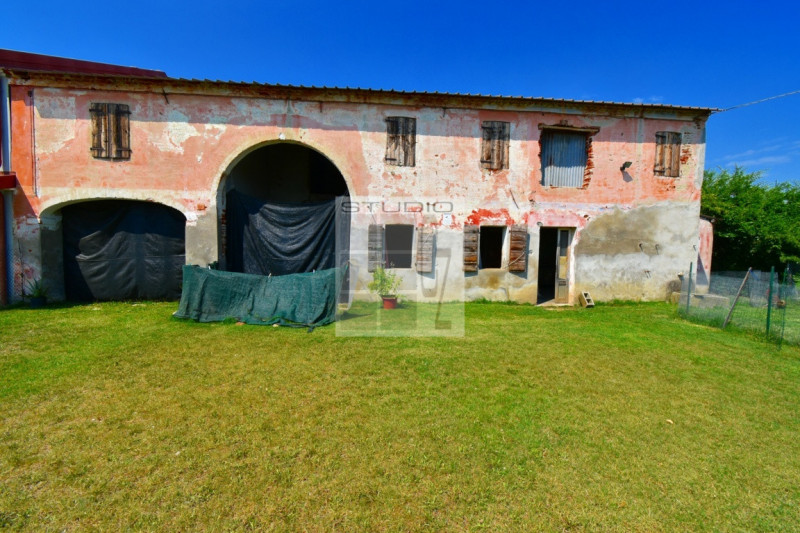 Proponiamo in vendita soluzione di RUSTICO sviluppato su due livelli.
L'immobile è circondato da ...