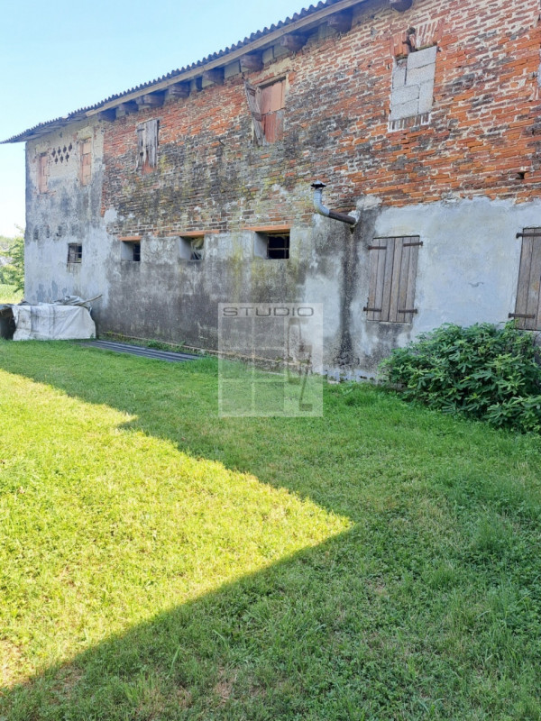 Proponiamo in vendita soluzione di RUSTICO sviluppato su due livelli.
L'immobile è circondato da ...