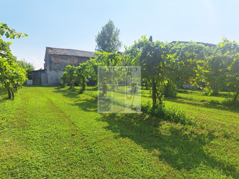 Proponiamo in vendita soluzione di RUSTICO sviluppato su due livelli.
L'immobile è circondato da ...