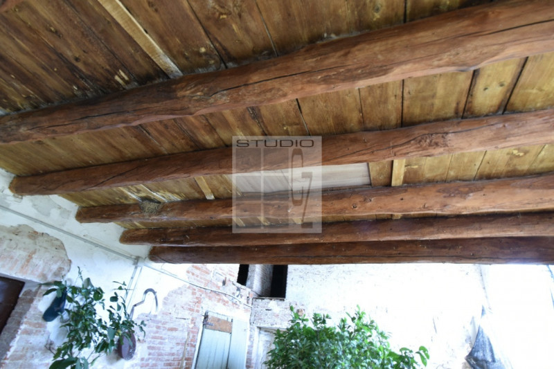 Proponiamo in vendita soluzione di RUSTICO sviluppato su due livelli.
L'immobile è circondato da ...