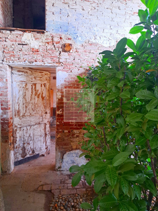 Proponiamo in vendita soluzione di RUSTICO sviluppato su due livelli.
L'immobile è circondato da ...