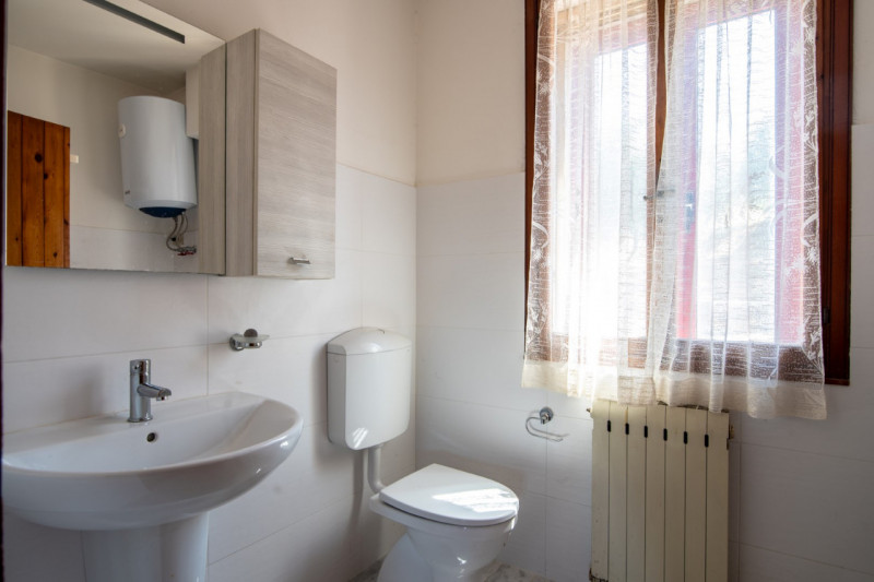 In una delle cornici più suggestive dei Colli Euganei, a Lozzo Atestino nella tranquilla e verdeg...