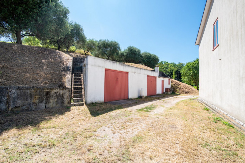 In una delle cornici più suggestive dei Colli Euganei, a Lozzo Atestino nella tranquilla e verdeg...