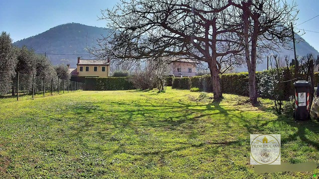 Se sogni di costruire la casa dei tuoi desideri immersa nella natura e in una posizione strategic...