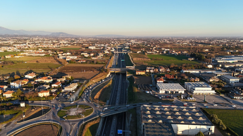 BD121 Cell/WhatsApp: Daniel +39 3939878704

Rosà vendesi Capannone su lotto di 2700 mq composto d...