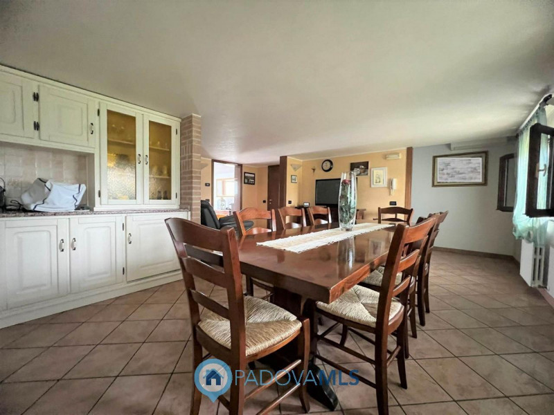 Immobile in esclusiva al Gruppo Padova MLS.
Se cerchi la tranquillità di una casa singola con un ...