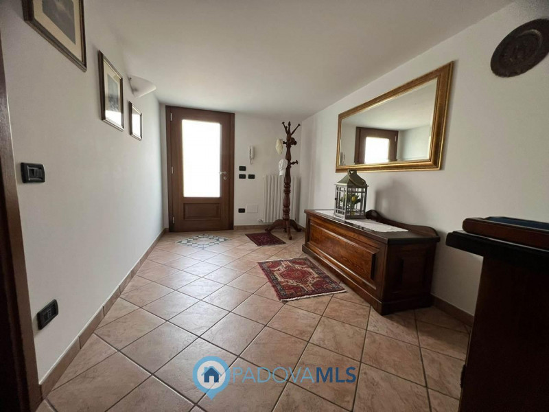 Immobile in esclusiva al Gruppo Padova MLS.
Se cerchi la tranquillità di una casa singola con un ...