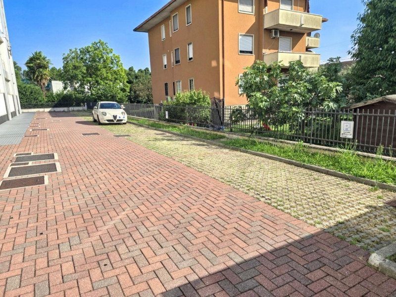 Quest’immobile viene venduto tramite asta online.

Ampio ambulatorio/ufficio, magazzino e posti a...