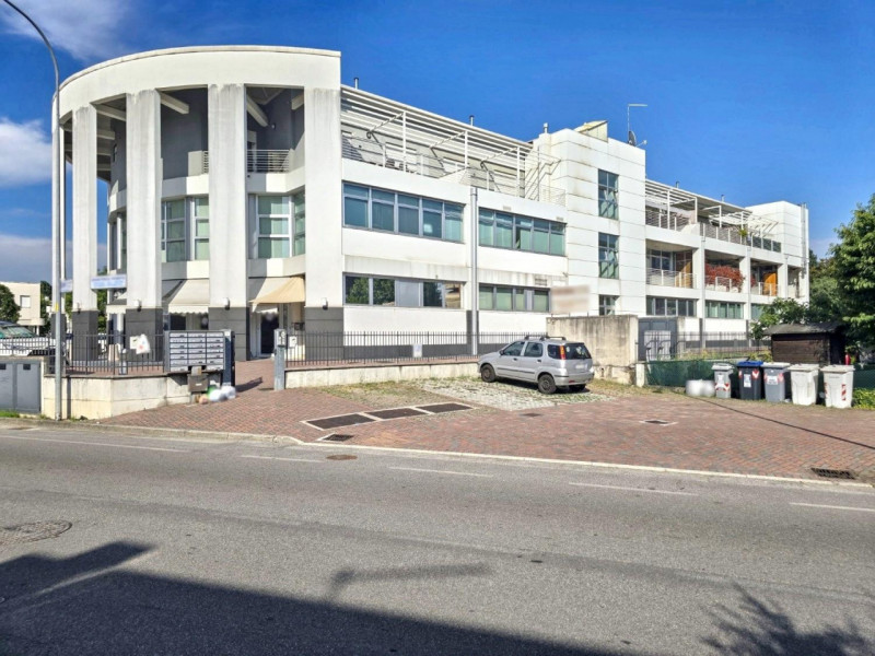 Quest’immobile viene venduto tramite asta online.

Ampio ambulatorio/ufficio, magazzino e posti a...