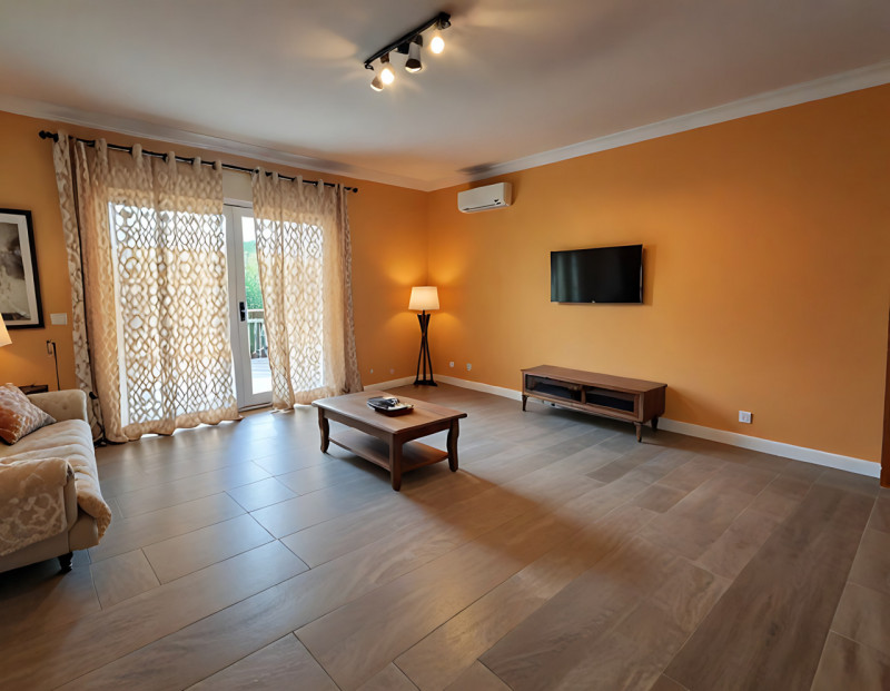 (Per INFO Sara 351 9614491) A Treviso, in zona Frescada, proponiamo villa abbinata in un bel cont...