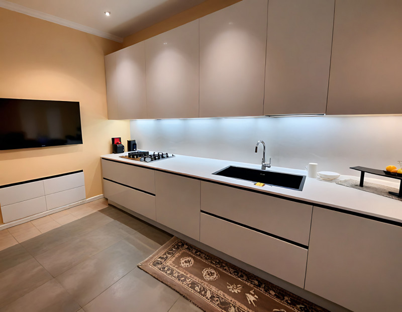 (Per INFO Sara 351 9614491) A Treviso, in zona Frescada, proponiamo villa abbinata in un bel cont...