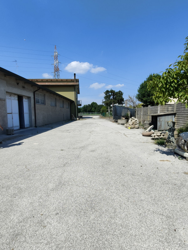 Rovigo, direzione Borsea, su lotto indipendente di 2500 mq circa magazzino/laboratorio/deposito c...