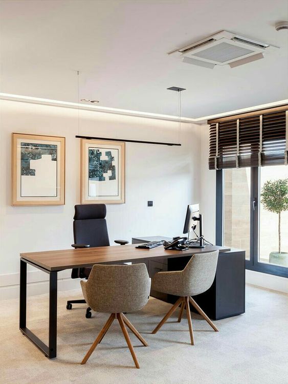 Comodissimo al centro città, proponiamo questo spazioso ufficio all'interno di un elegante e ben ...