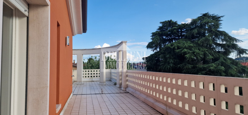 SANT'ANDREA - Proponiamo in vendita un elegante attico su due livelli con terrazze panoramiche e ...